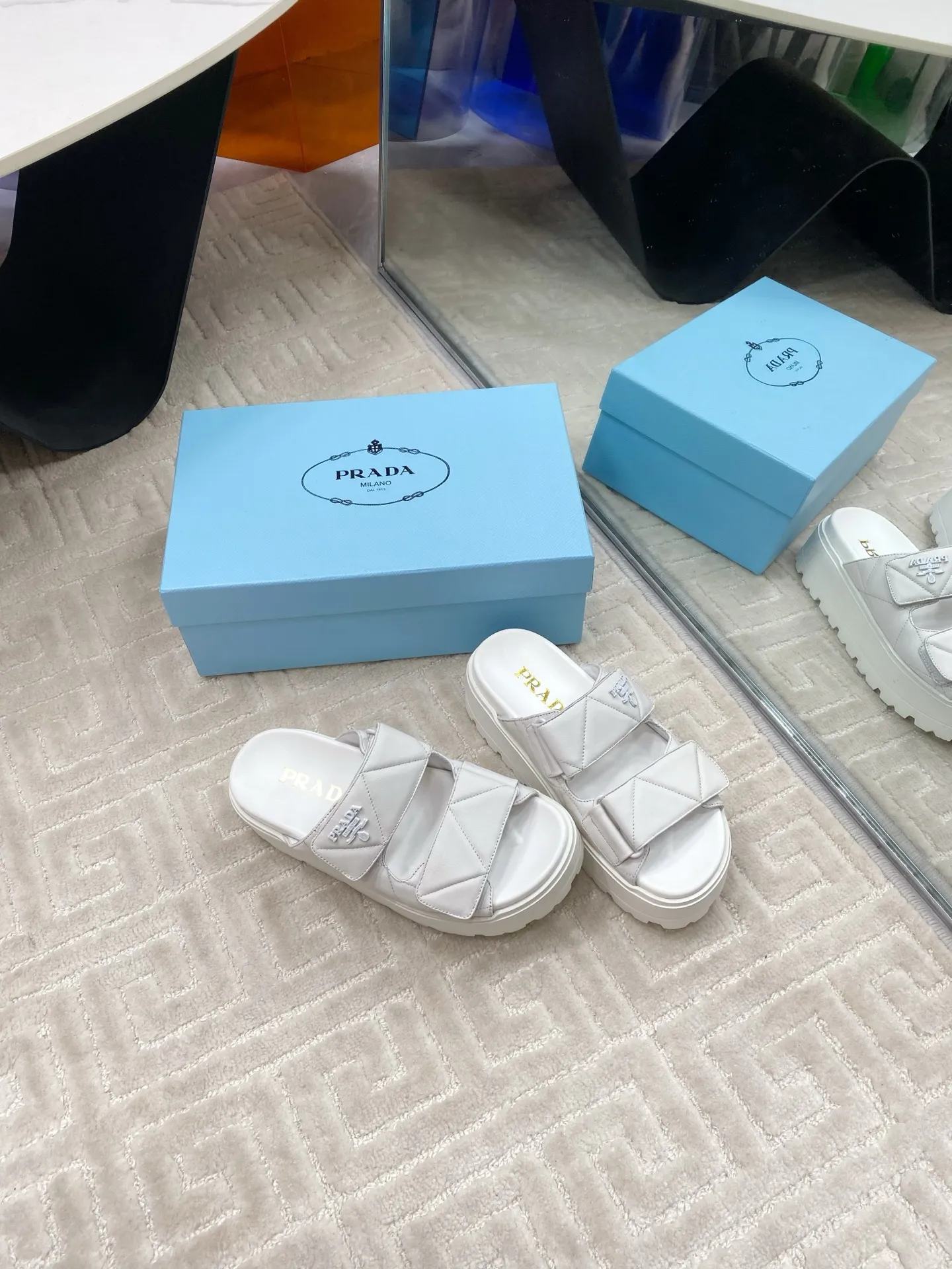 👟👟Ex-factory price 580👟👟 Prada Prada 2025 spring and summer new sandals Roman thick-soled Velcro sandals slippers The latest catwalk style, classic upgrades Comfort and fashionability coexist Each color combination looks good, and the design matches different style needs Upper: Original customized cowhide Lining: Original customized sheepskin lining, cowhide Foot pads Outsole: Original open-molded anti-slip outsole Shoe size: 35-40